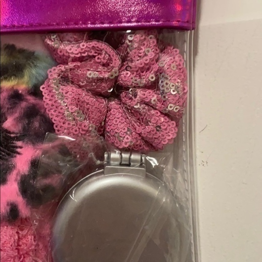 Sleepover Set- mask-socks-scrunchie-brush … - Picture 3 of 4